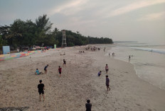 Belajar Berselancar Sembari Nikmati Sunset di Samudera Hindia di Pantai Labuhan Jukung