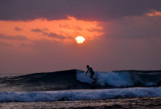 Labuhan Jukung: Tempat Belajar Berselancar Sembari Nikmati Sunset di Jantung Kota Pesisir Barat