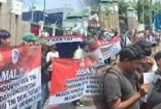Ribuan Buruh Padati Gedung DPR,  Rencana Long March ke Istana Batal