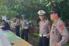 Polres Pesisir Barat Gelar Patroli Dialogis, Pastikan Keamanan dan Kenyamanan Pengunjung Pantai