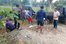 Warga Bumi Ratu Cor Jalan Rusak Secara Swadaya