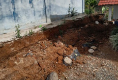 Usai Diguyur Hujan, Pondasi Gedung  SMP Satap Way Tenong Amblas