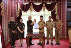 Perkuat Sinergi, Pemkab Lambar Hibah Tanah  1.593 Meter Persegi ke Kejari