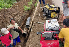 Petugas Perumda Limau Kunci  Lakukan Perbaikan Pipa Transmisi