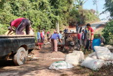 Tak Ingin Pasrah,Warga Atarbawang Bergerak Perbaiki Jalan Rusak Secara Swadaya