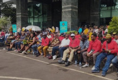 Pendukung Calon Kepala Daerah Saksikan Pembacaan Putusan Sengketa Pilkada di Halaman MK