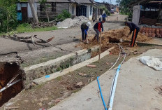 Pemkab Lambar Tangani Longsor,  Warga Bergerak Gotong Royong