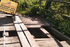 Lantai Jembatan Ambruk,  2 Remaja Tercebur Sungai 