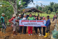 Bersama Komite, Aparat Pekon Tribudi Makmur Buka Badan Jalan SMPN 2 Kebuntebu