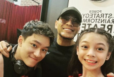 Meski Mualaf, Deddy Corbuzier Tetap  Dampingi Azka Rayakan Natal 2025