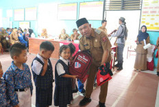 Ratusan Perlengkapan Sekolah di Puramekar Dibagikan