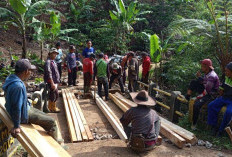 Peratin Karangagung Gerakkan Warga Tangani Jembatan Amblas