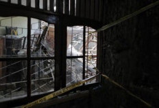 Hujan Deras Picu Atap  Rumah Roboh di Matraman, Warga Luka Saat Terlelap