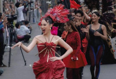 Patricia Gouw Tampil Elegan Serba Merah di Jember Fashion Carnaval 2025