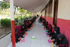 Siswa SDN Gunung Ratu Manfaatkan Jam Istirahat dengan Makan Bersama