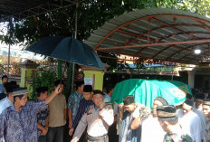 Suasana Haru Selimuti Pemakaman  Ayahanda Bupati Pesisir Barat