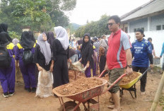 Siswa dan Guru Gotong Royong Percepat Pembangunan Mushola