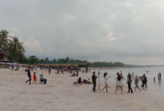 Libur Lebaran, Pantai Labuhan Jukung Masih Jadi Destinasi Wisata Favorit