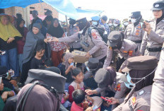 Tunjukkan Empati, Polwan Bagikan Snack dan Susu untuk Anak-Anak Terdampak Pengosongan Lahan