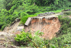 Penanganan Jalan Amblas   Terhambat Cuaca Buruk 