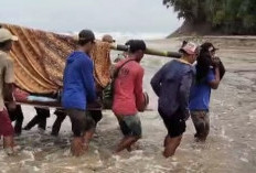 Warga di Daerah Terpencil Bergantian Tandu Peratin Hingga 12 KM Menuju ke Puskesmas