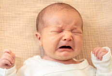 Penyebab BAB Bayi Berlendir yang Perlu Diketahui para Ibu