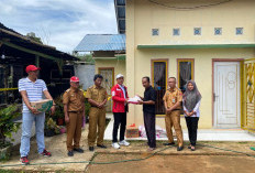 Ketua PMI Lambar Serahkan Bantuan Kepada Korban Kebakaran Rumah Pekon Trimulyo
