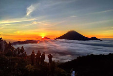 Menyongsong Golden Sunrise dari Puncak Sikunir