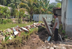 Hujan Deras Sebabkan Pagar Sekolah Ambruk dan Timpa Rumah Warga di Pesisir Barat