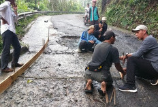 Jalan Rusak Penataran-Sukarame Mulai Dicor Warga 