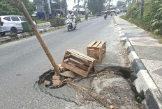 HATI-HATI SAAT MELINTAS DI JALUR RADIN INTAN, Jalan Amblas ‘Membahayakan’ Belum Ditangani 