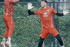 Cedera dan Skorsing, Adam Przybek Masih Absen di Laga Persib Bandung