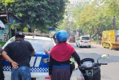 Bolehkah Polisi Memeriksa SIM dan STNK Tanpa Menggunakan Seragam?