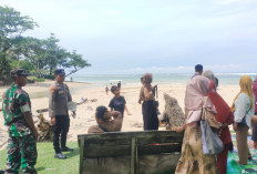 Anggota Polres Pesisir Barat Amankan Lokasi Wisata Pantai