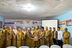 Buchori Trophy KLA ke Camat Gedung Surian