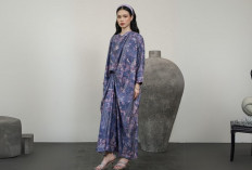 6 Referensi Outfit Arisan Elegan dengan Dress Biru