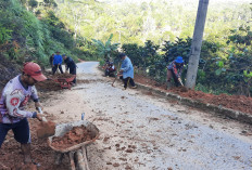 Tanpa Menunggu Bantuan,  Warga Kompak Tangani Longsor