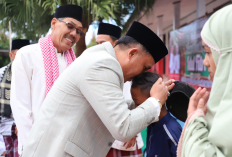Bupati  Parosil Mabsus Shalat Id di Pelataran SDN Tanjung Raya Waytenong