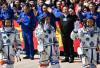 Tiga Astronaut China Gagal Pulang ke Bumi karena Pesawat Kena Puing Orbit