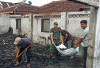 Warga Bergotong Royong Bersihkan Puing Kebakaran Rumah di Pajarbulan