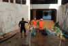 Kendaraan Terjebak di Basement  Kantor Pemkab Pesbar Dievakuasi