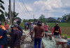 Warga Sukamenanti Swadaya  Bangun Jalan Beton 215 Meter 