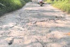 Ruas Jalan Sukarame Rusak Parah,  Truk Kerap Terjebak di Tanjakan