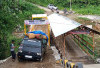 Satu Kendaraan Terjebak, Kendaraan Bermuatan Dilarang  Lintasi Jembatan Seranggas
