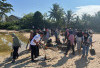 Turis Asing Ikut Bersih-bersih Pantai 