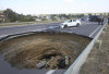 Sinkhole Raksasa Terbentuk di Depan RS Vajira Bangkok