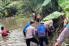 Antisipasi Banjir, Polisi Bersama Warga Turun ke Sungai