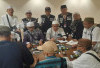 Jelang Bergeser ke Madinah, Petugas Haji Cek Paspor Jemaah