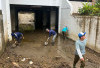 Sisa Banjir Gedung Marga Batin, DLH Bersihkan Lumpur  dan Sampah di Basement 