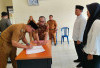 Bambang Hermanto Lantik 2  PAW Anggota LHP Sukadamai